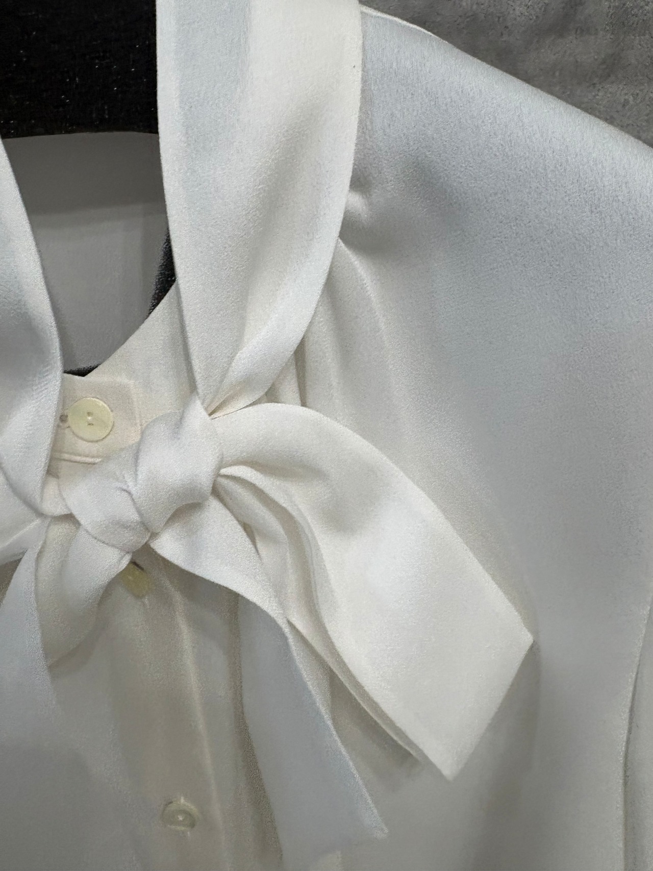 ROBE マットサテン調　ボウタイブラウス　631447
