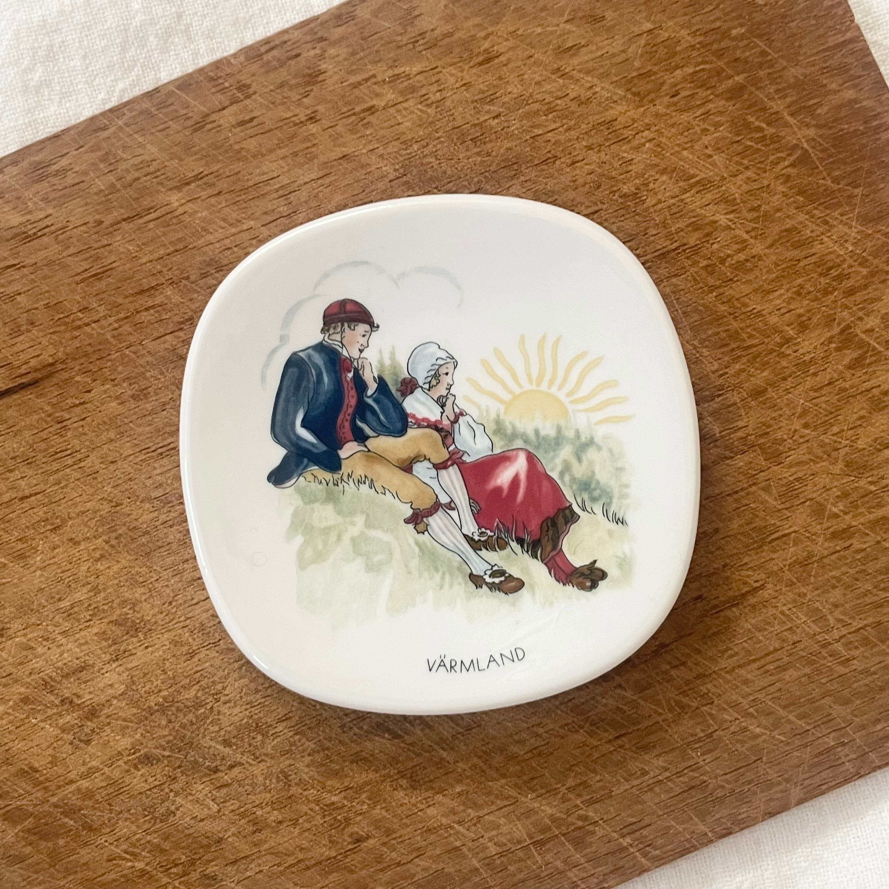 民族衣装の飾り皿