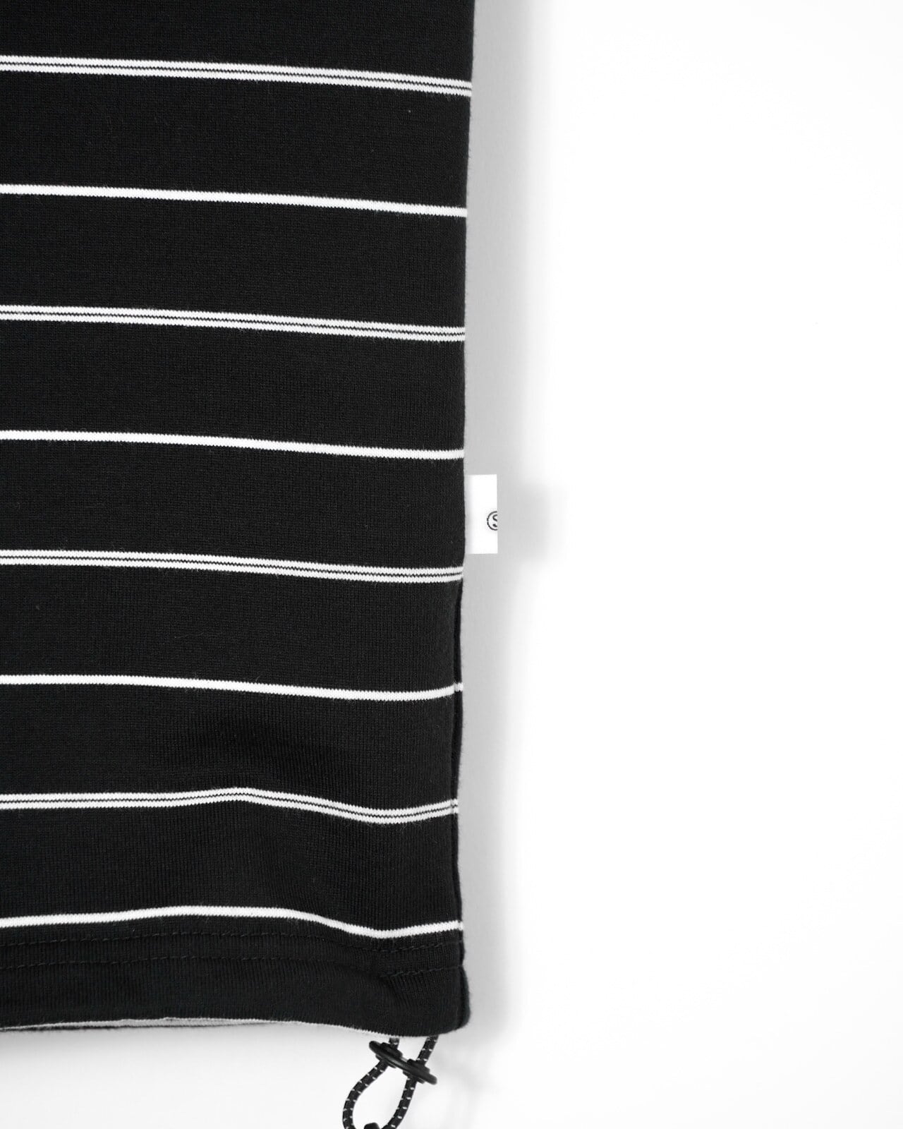 SUMARI HEMCODE OG MULTI BORDER T-SHIRT BLACK | nua