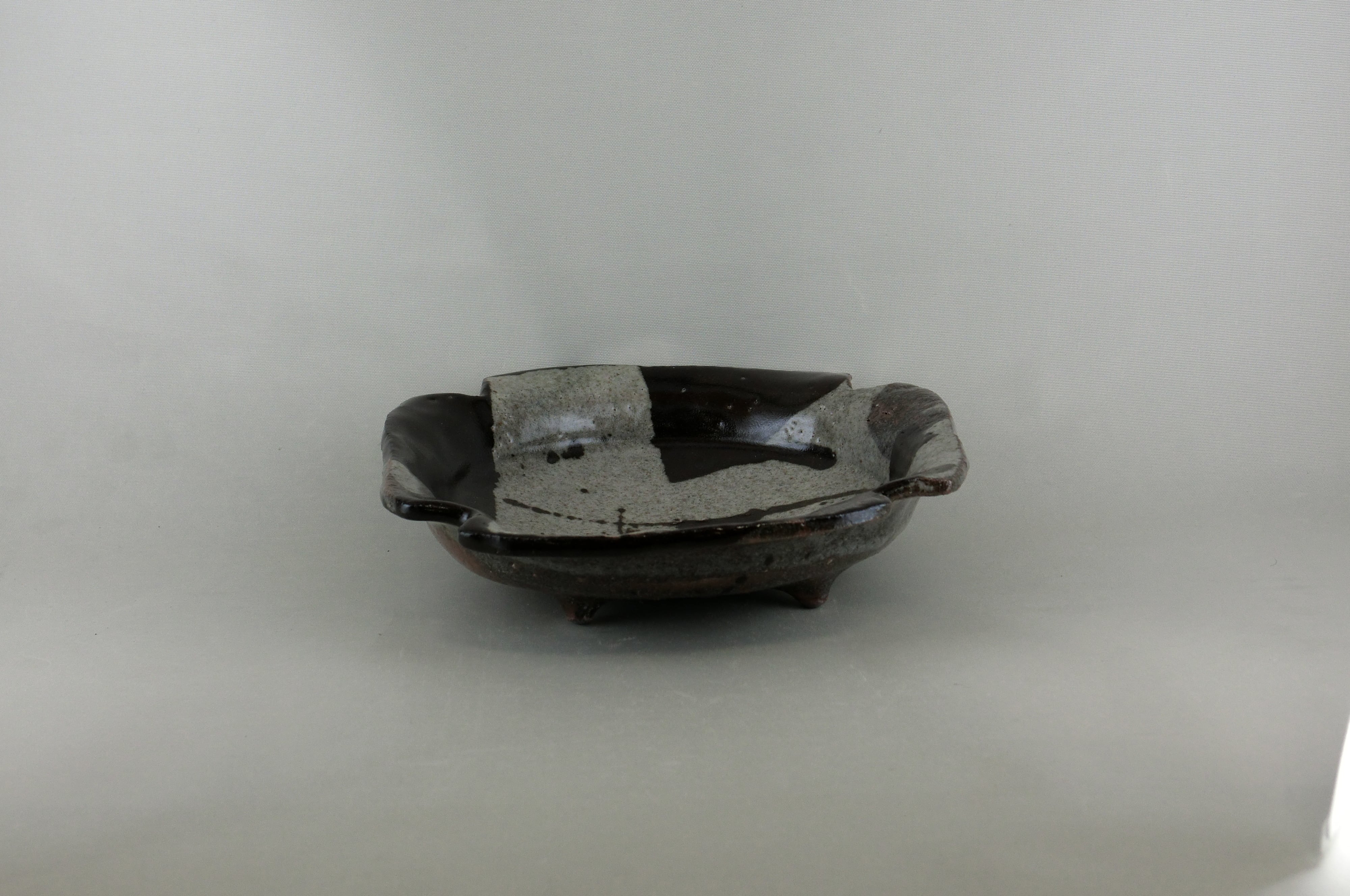 黒織部隅切　六寸鉢