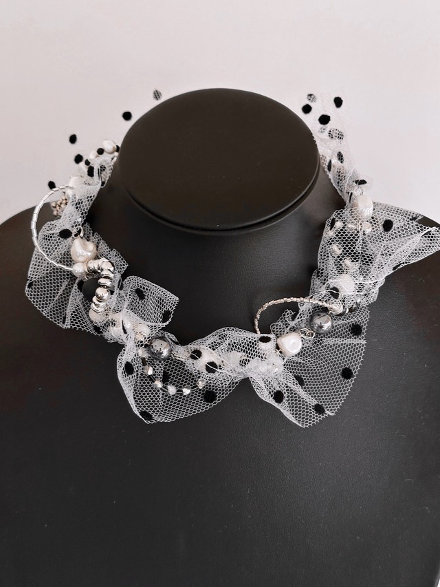 Dot frill ribbon choker.