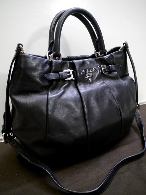 レア◆PRADA プラダ ギャザーデザイン ナッパレザー ハンドショルダー2way  バッグ黒◆ シンプルながらも丸みを帯びた可愛らしい2wayモデル