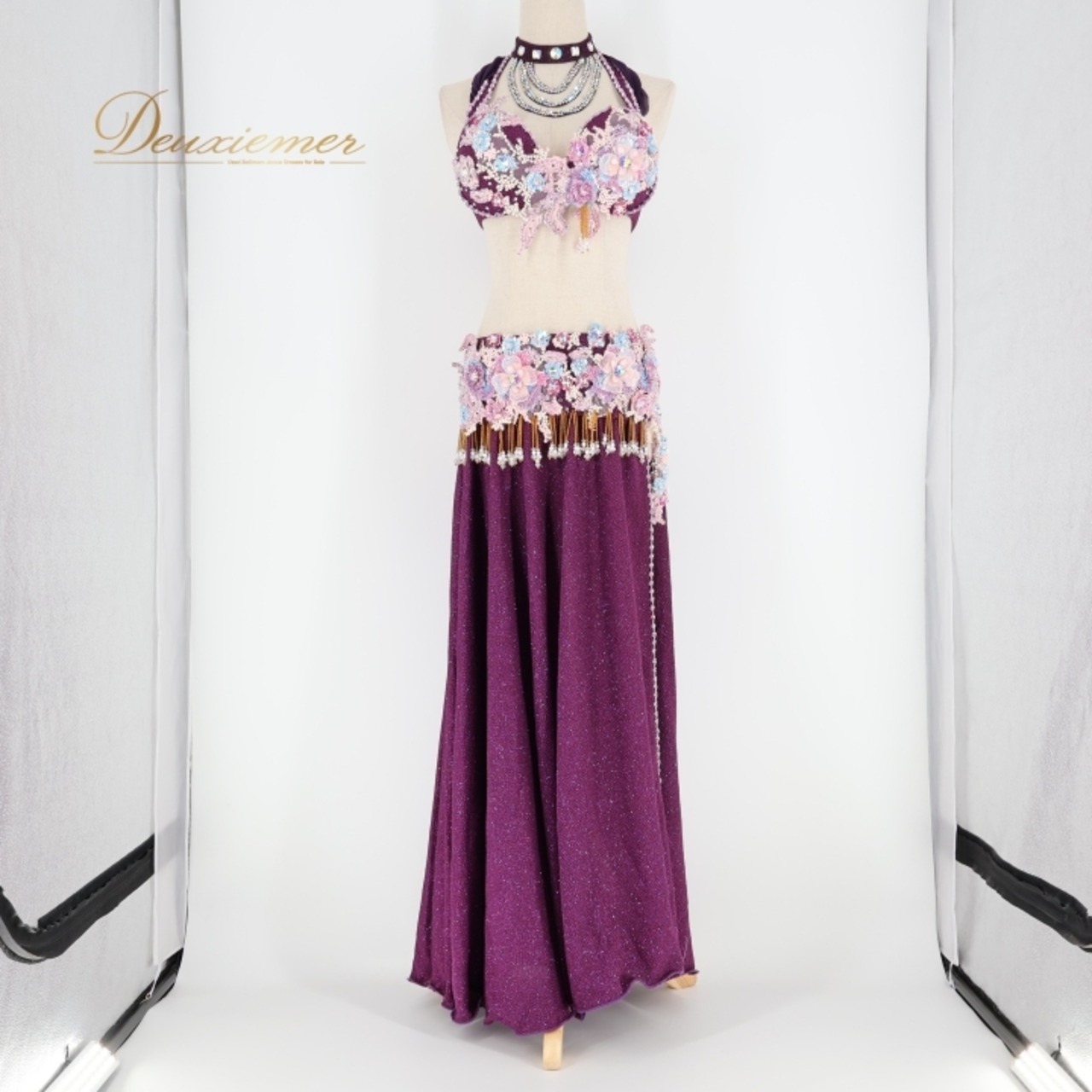 ベリーダンス オリエンタル 衣装 上下セット パープル系 トップス スカート チョーカー ラインストーン 花 紫 青 キラキラ スリット 豪華 装飾 華やか 鮮やか かわいい ステージ イベント ダンス衣装 フリンジ ピンク系 ブルー系 シルバー系