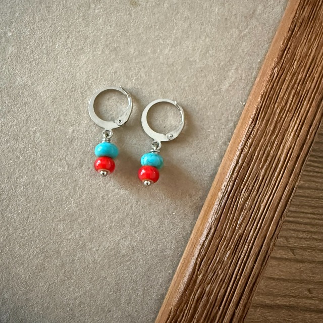 【ｻｰｼﾞｶﾙｽﾃﾝﾚｽ：ｼﾙﾊﾞｰ】ホワイトハーツビーズレッド×ターコイズ ピアス