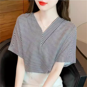 【送料無料】 トップス Tシャツ 袖あり 半袖 Vネック Aライン フレア プルオーバー 薄手生地 かわいい 大人可愛い 大人女子 こなれ感 シンプル カジュアル 大人 上品 おしゃれ お洒落 ラフ コンサバ ガーリー ヘルシー シック しましま ボーダー ストライプ柄 夏 20代 30代 40代 女性用 レディース ママ デート お出かけ お茶会 女子会 休日 演奏会 授業参観 着回し プチプライス デイリーユース 普段使い ファッション コーデ スタイル 楽ちん 定番アイテム 着痩せ ブラック