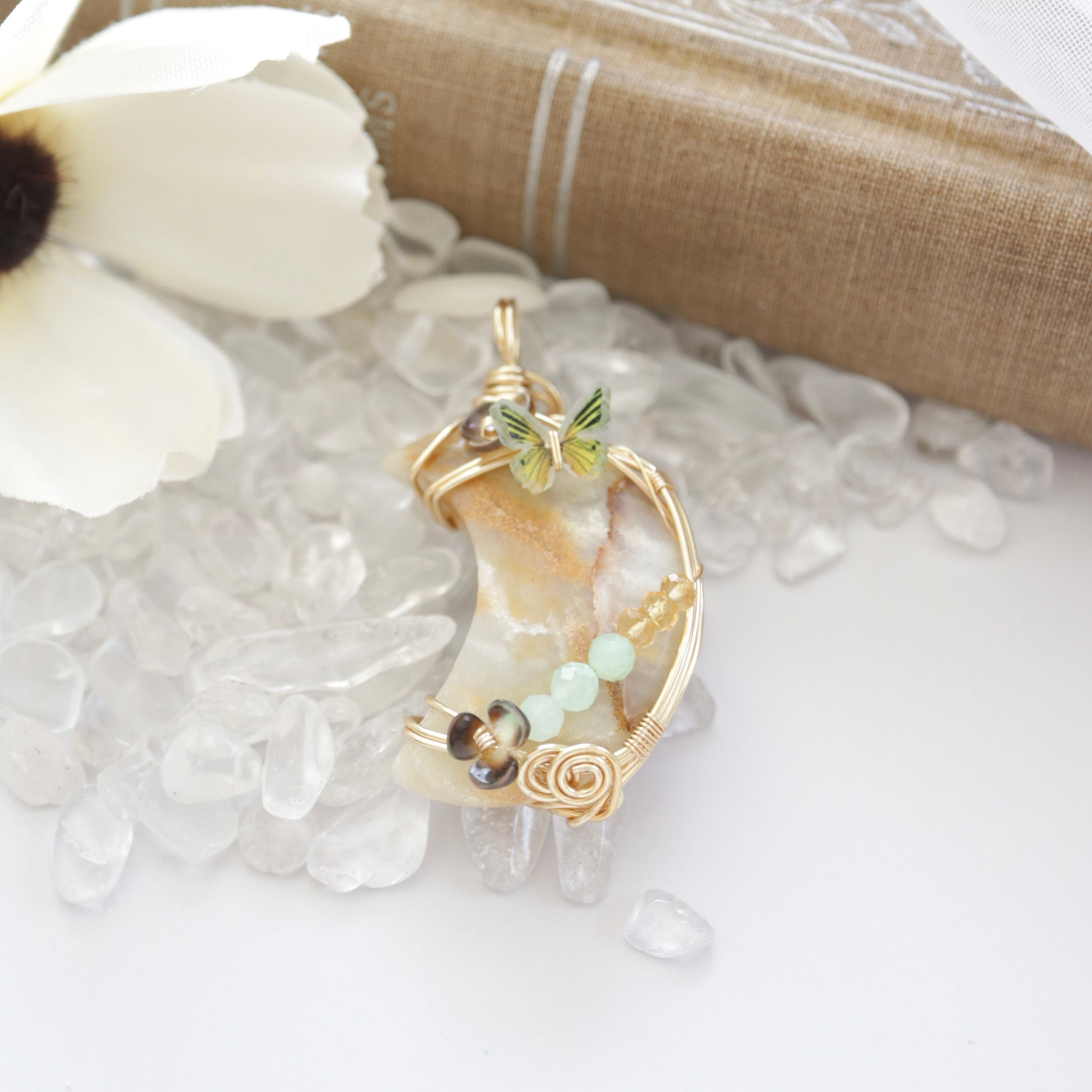 【1点もの】カルサイトの三日月ペンダント《陽だまりの三日月》|自然のぬくもりと癒しをまとう天然石アクセサリー