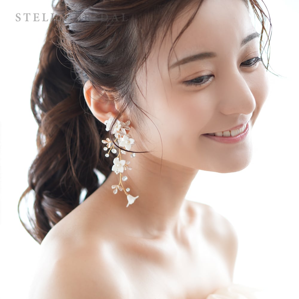 受注生産品】スワロフスキーとホワイトフラワーの小枝イヤリング