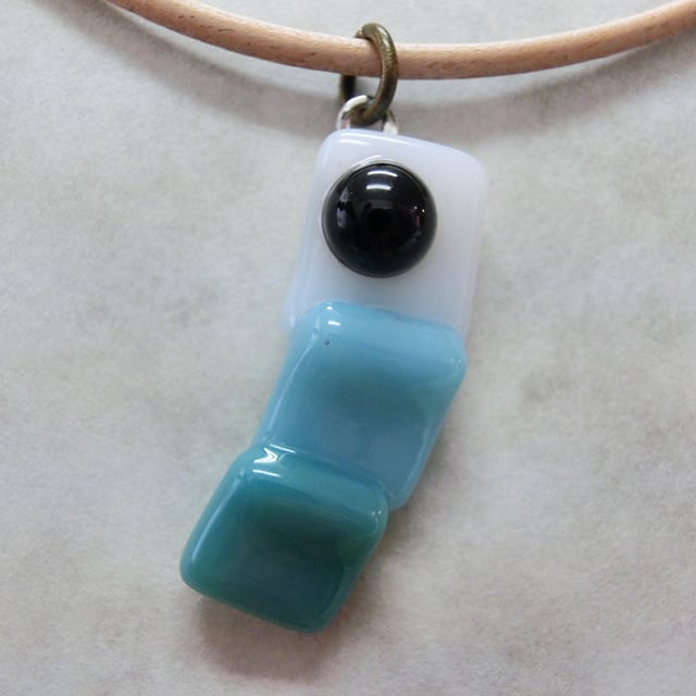 【冬のイモムシ】a 「冬のイモムシ...冷たいイモムシ」~ ペンダントトップ ※革紐やチェーンは付属しません。 アクセサリー ペンダント ☆ ガラス #ガ95 芋虫