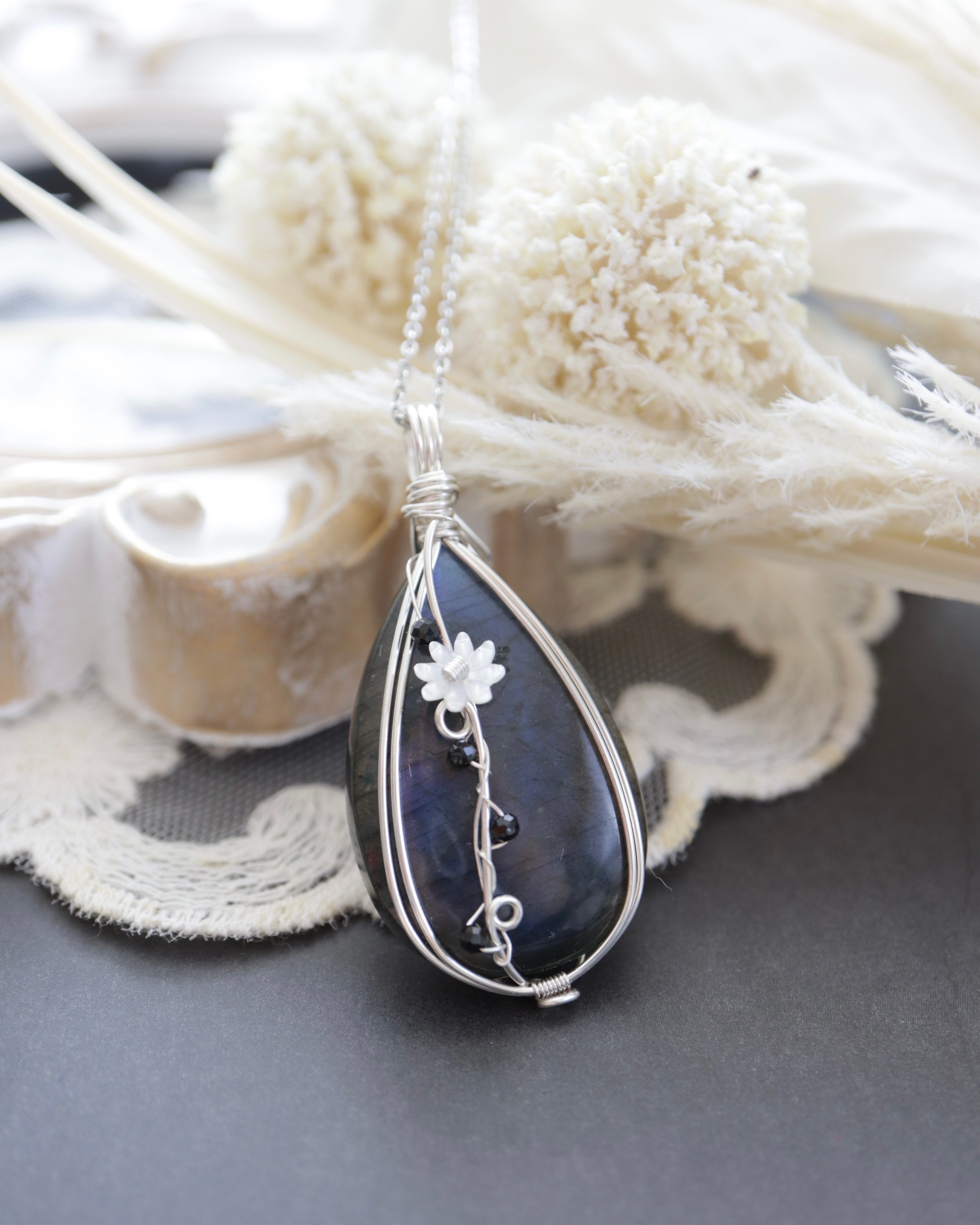 【1点もの】ブラックラブラドライト《影の煌き》|天然石アクセサリー