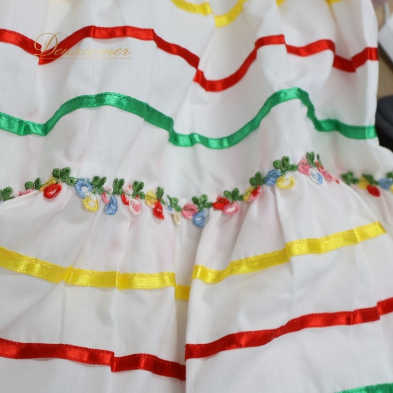 フォークダンス 衣装 スカート ホワイト系 ルイス LOUIS 刺繍 花 白 黄 赤 緑 チロリアン チロルスカート カントリー 明るい 爽やか ダンス衣装 イベント 練習 レッスン イエロー系 レッド系 グリーン系 ピンク系