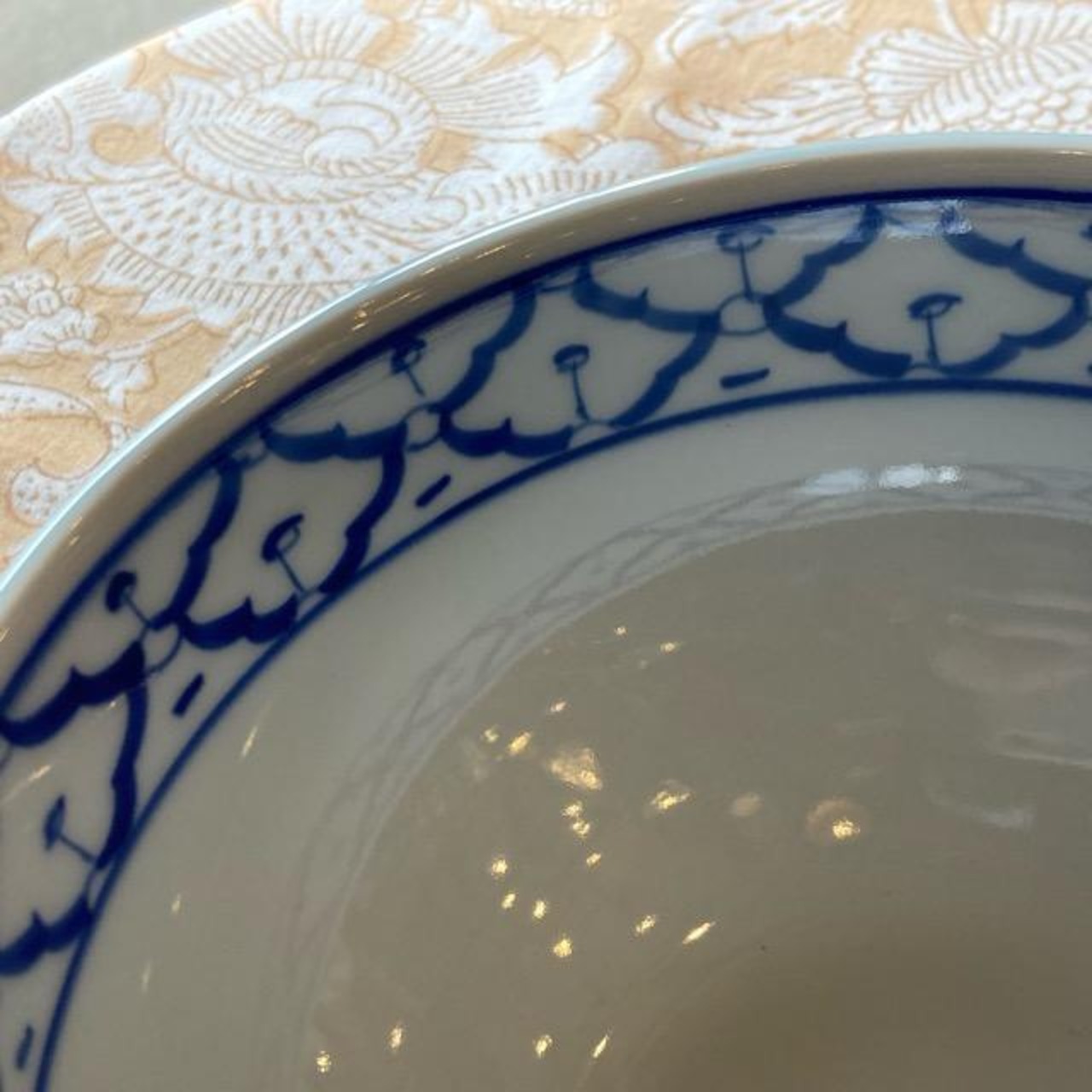 タイ　青白陶器　パイナップル柄ボウル　L　18.5cm　タイ料理　アジアン料理　民芸品　ラーメンボウル　ブルー＆ホワイト　大鉢　陶磁器　