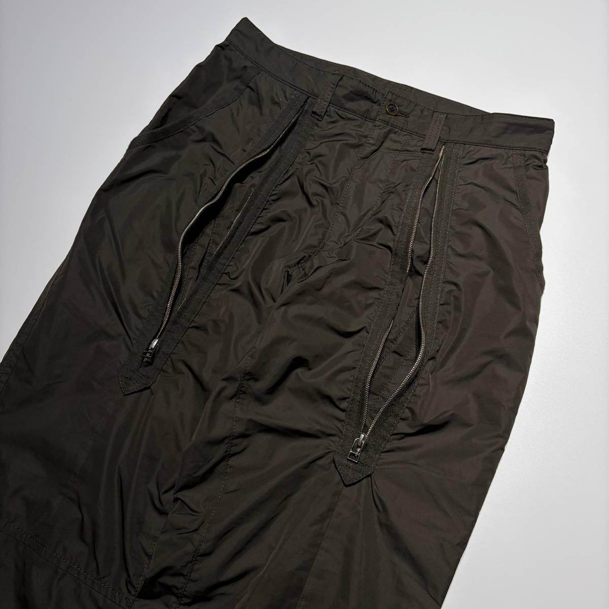 2011AW ISSEY MIYAKE パラシュートパンツ ジップ ME13FF0334 カーキ