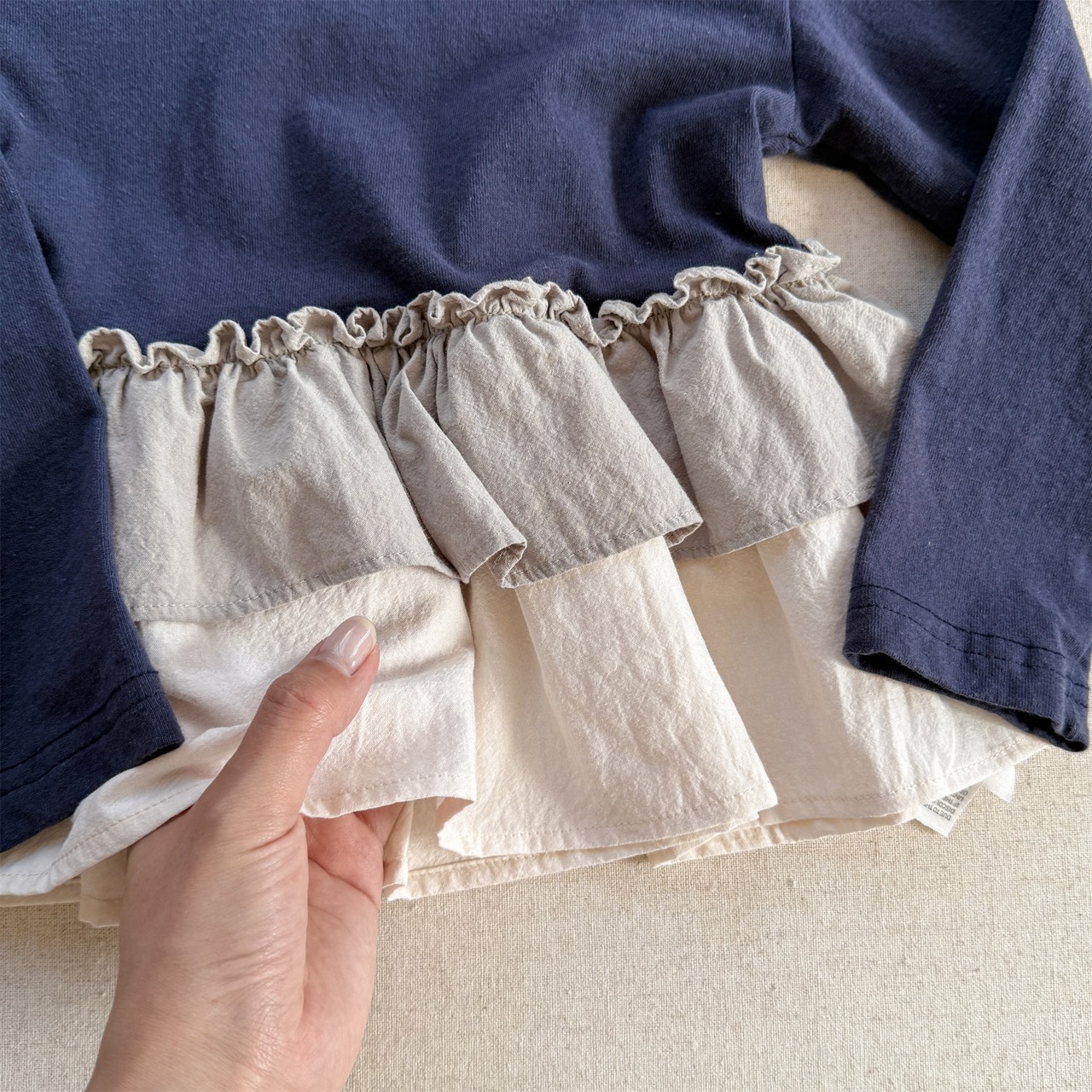 秋英字柄フリル裾Tシャツ