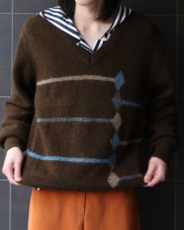 Argyle v-neck knit