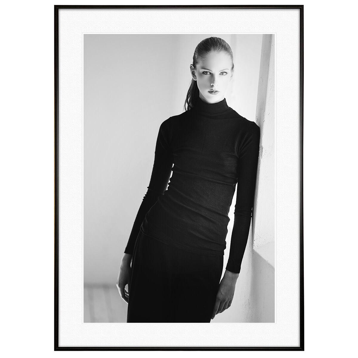 人物写真 ポーズをとる女性 インテリアアートフォト モノクロポスター額装 AS4370