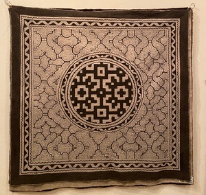 F中型白90-17　円太線QR　シピボ族の泥染め布　90x86　shipibo 　草木染め　タペストリ  世界の民藝　エスニック布　