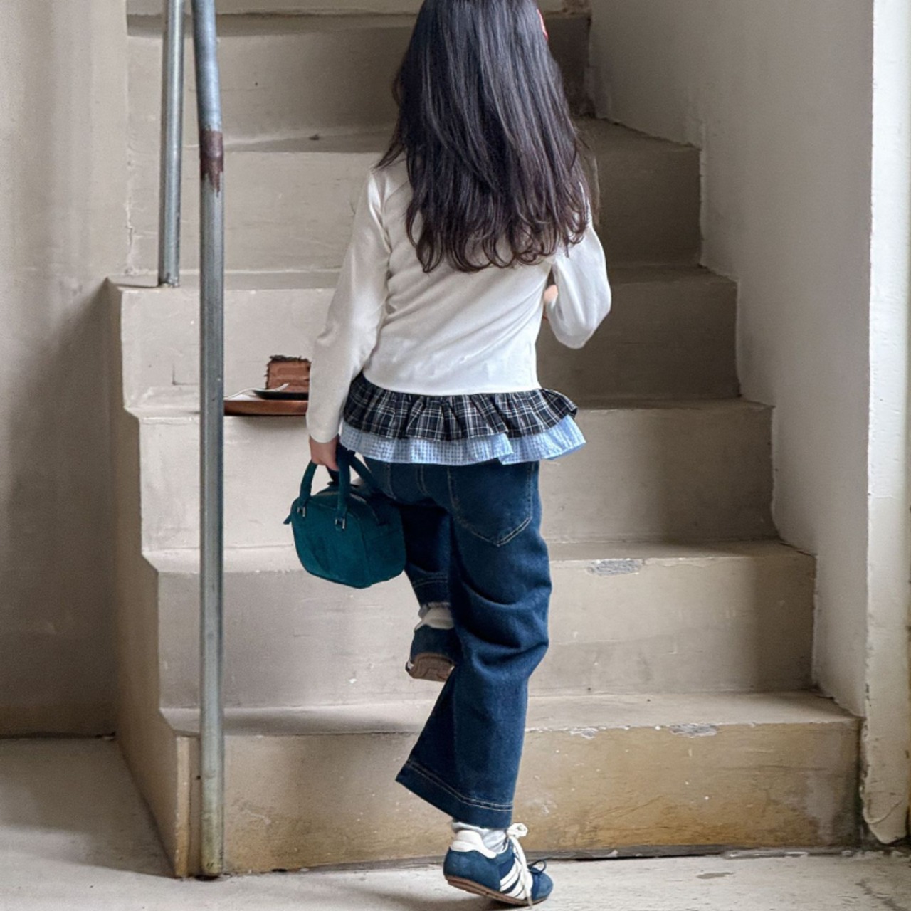 秋ボタンディテールデニムパンツ