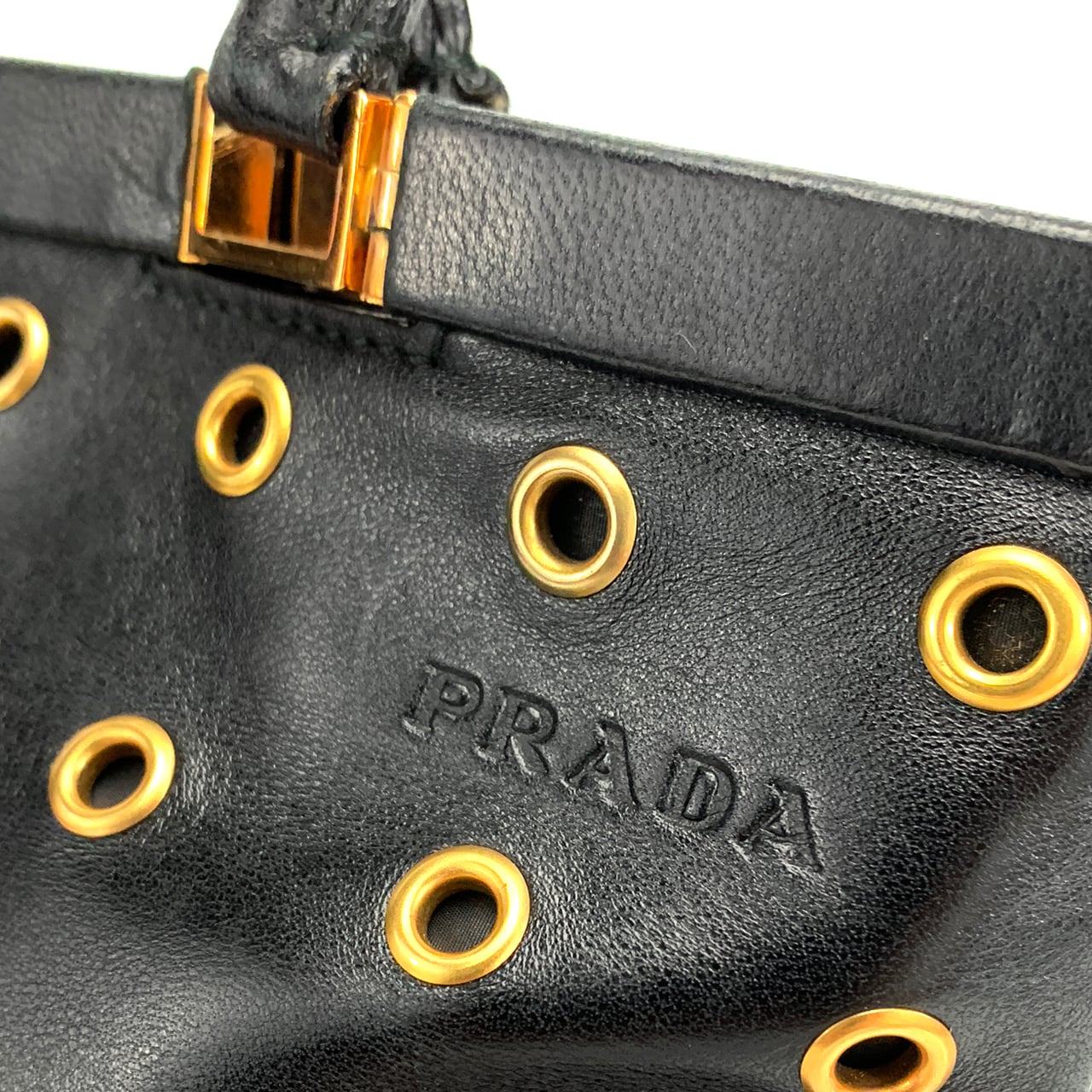 プラダ PRADA ロゴ型押し ブラック 型掛け プラダ“スエードorナッパ 