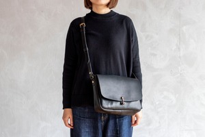 クラシコ ショルダーバッグ　M