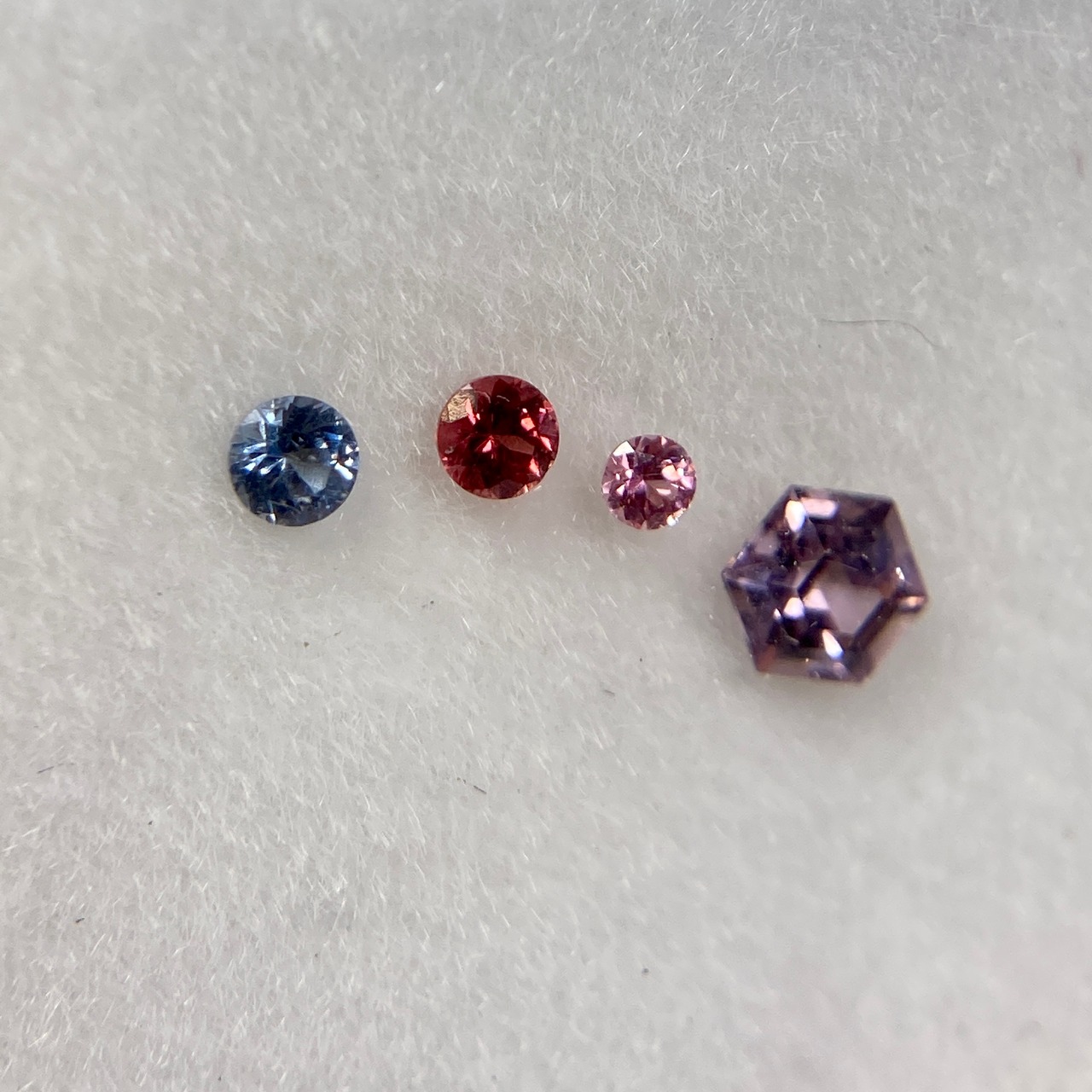 スピネルの彗星  約1.4ｍｍ-3.0mm r-0181