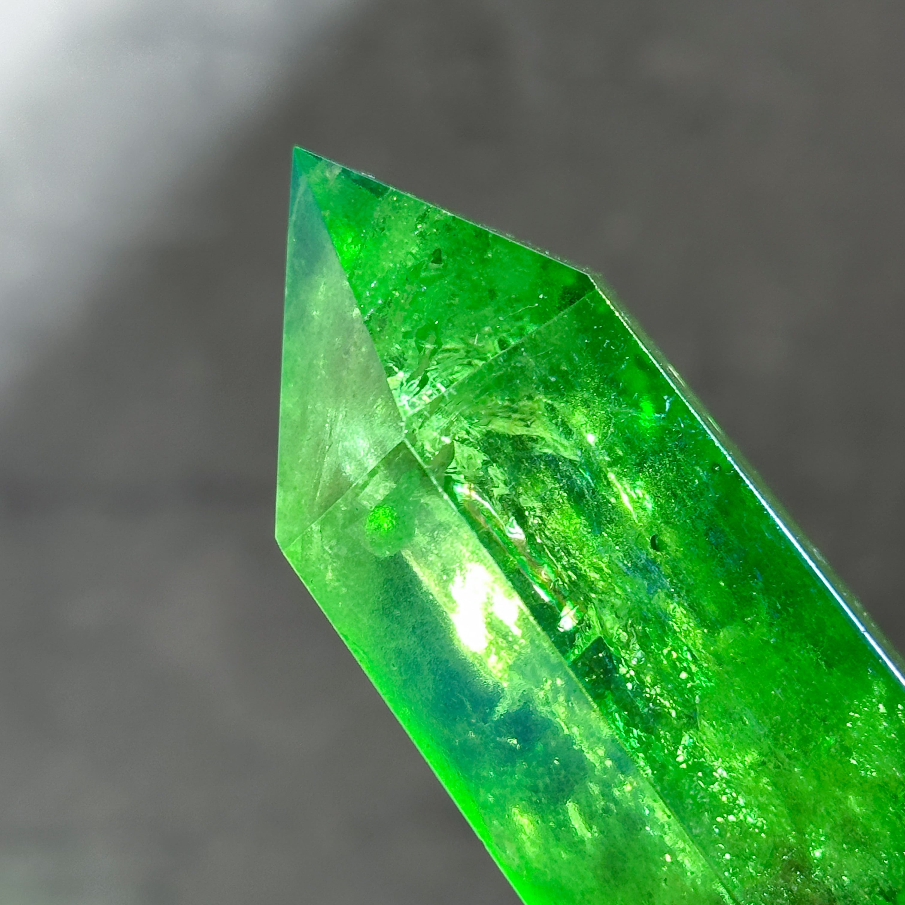 クジャク 緑色フレーム 天然石装飾 グリーンオーラクォーツ タワー22◇ Green Aura Quartz ◇天然石・鉱物
