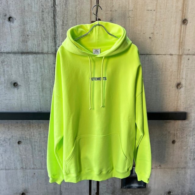 VETEMENTS  LOGOLABELHOODIE  YELLOWBLUE