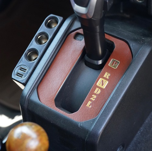 ジムニー(JB64/JB74/ノマド)AT車専用　シフトパネル　ブラウン