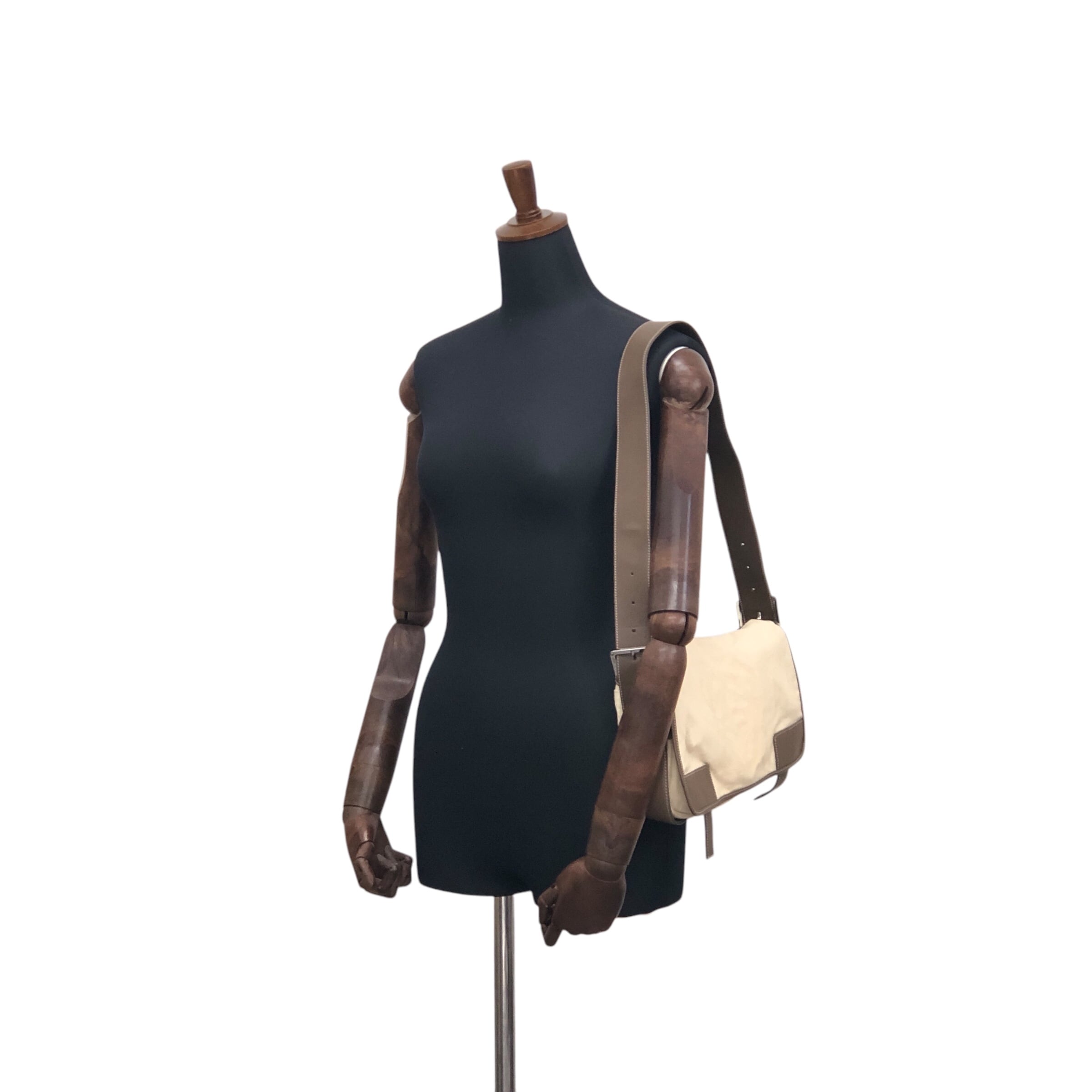 ★LOEWE ロエベ   ショルダーバッグ ベージュ アナグラム キャンバス ワンショルダーバッグ u8w446 LOEWE ロエベ ショルダーバッグ ベージュ アナグラム キャンバス ワン