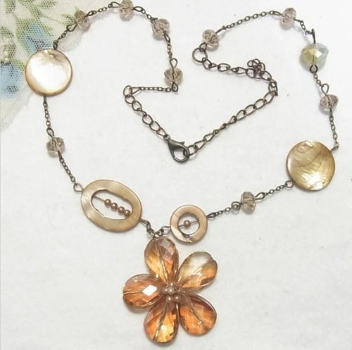 ブラウンガラスの花型ペンダントネックレス　コスチュームジュエリーのセール通販　10937N