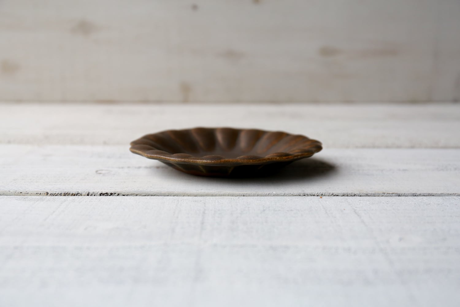 サビ釉 輪花深皿 小 | 古谷製陶所