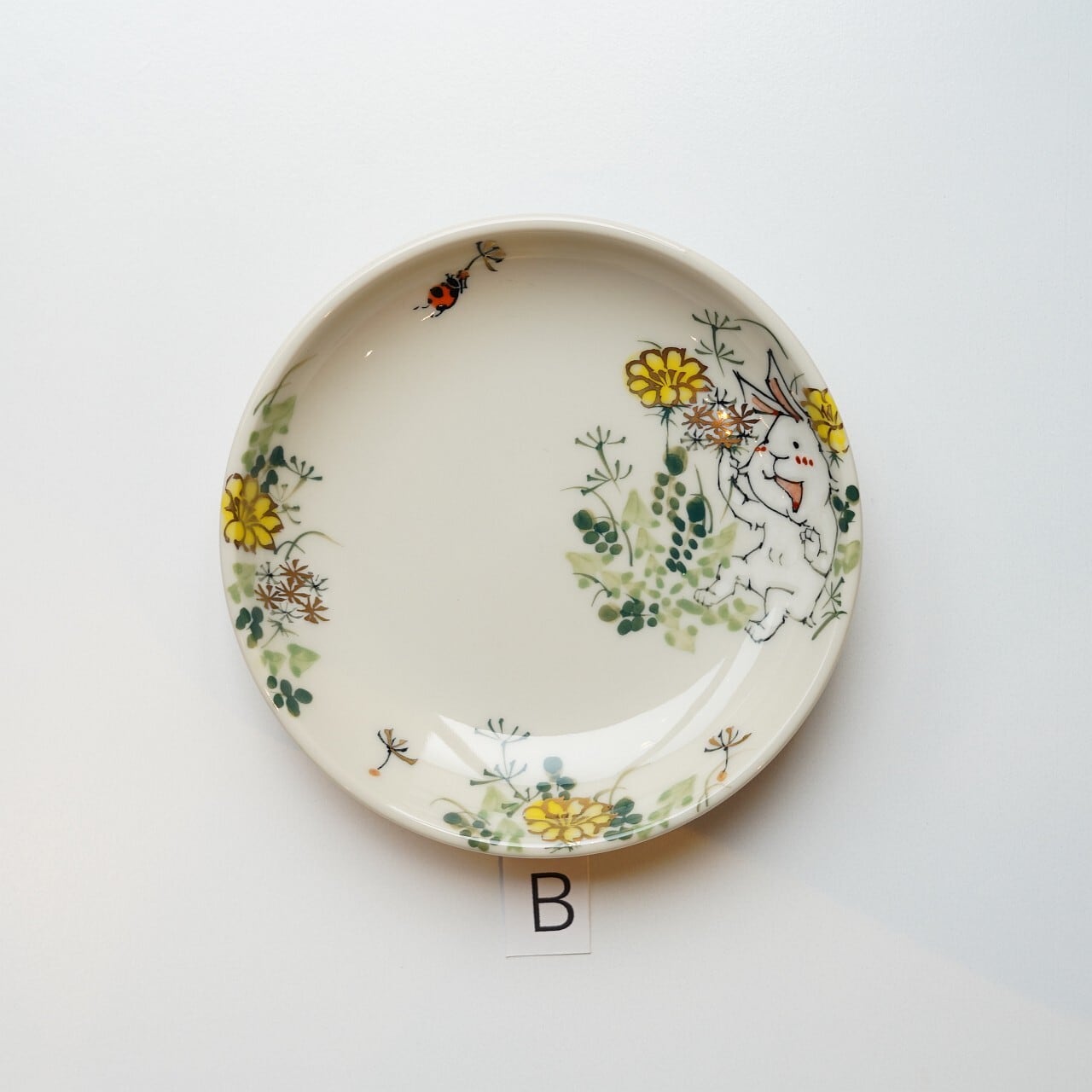 おみつさまリメイク鉢 4号ふっくら丸鉢 黄色いお花の中でお