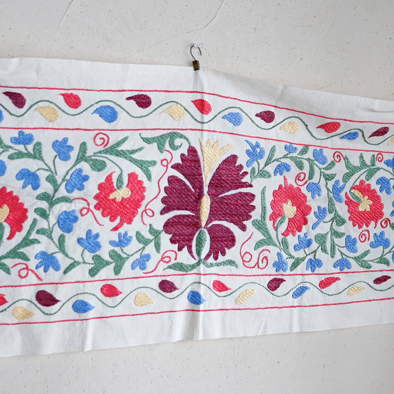 1点もの】スザニ刺繍 タペストリー ピンク ブルー 系 フラワー 花 植物