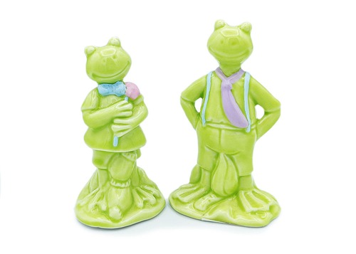カエル置物　オブジェ蛙　陶器仲良しペア　ネクタイとリボン　