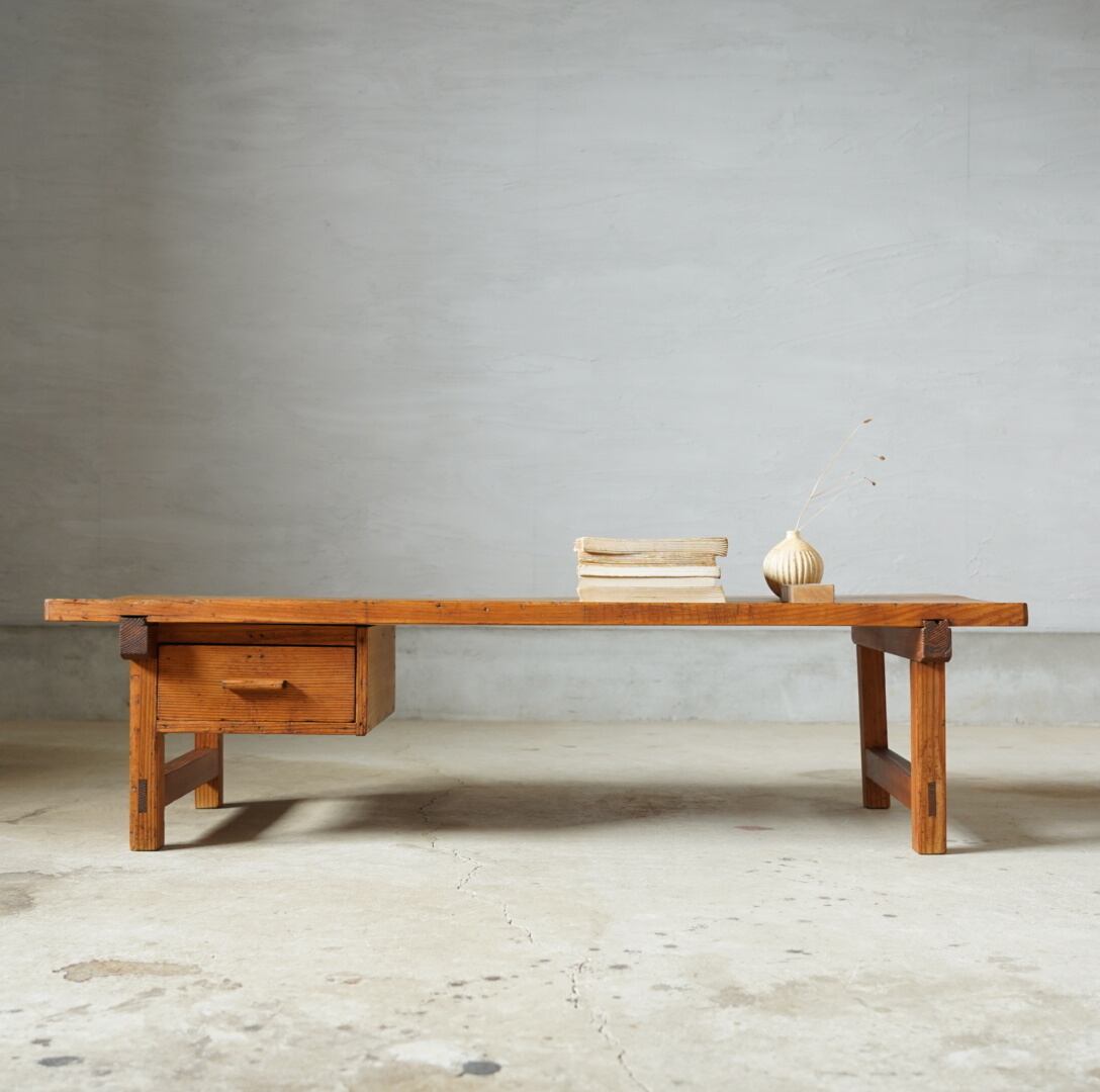 引き出しのついたローボード