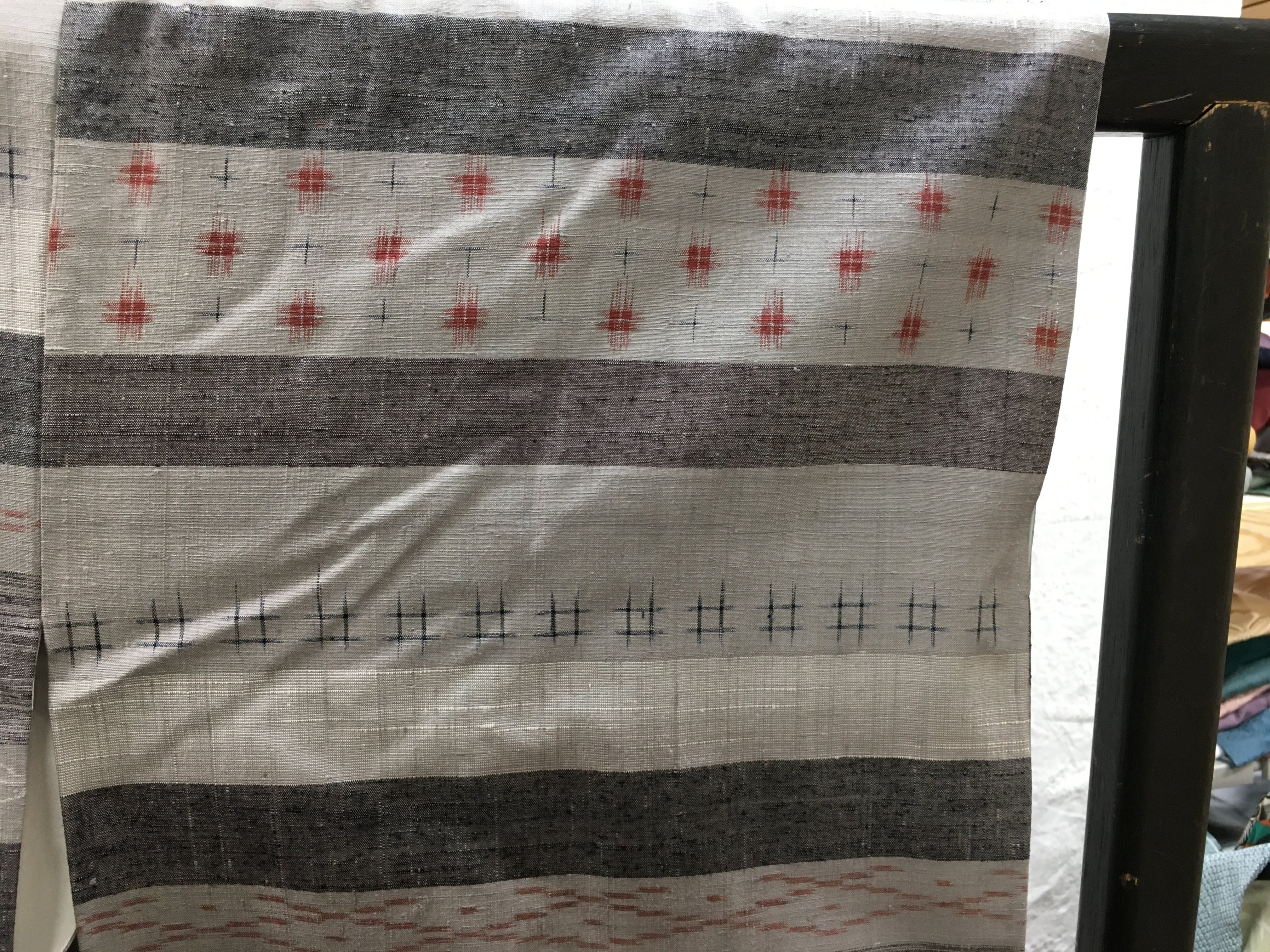 紬袷（鼠地段に赤絣ちらし）