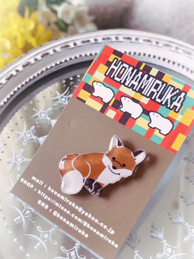 キタキツネのピンバッチ