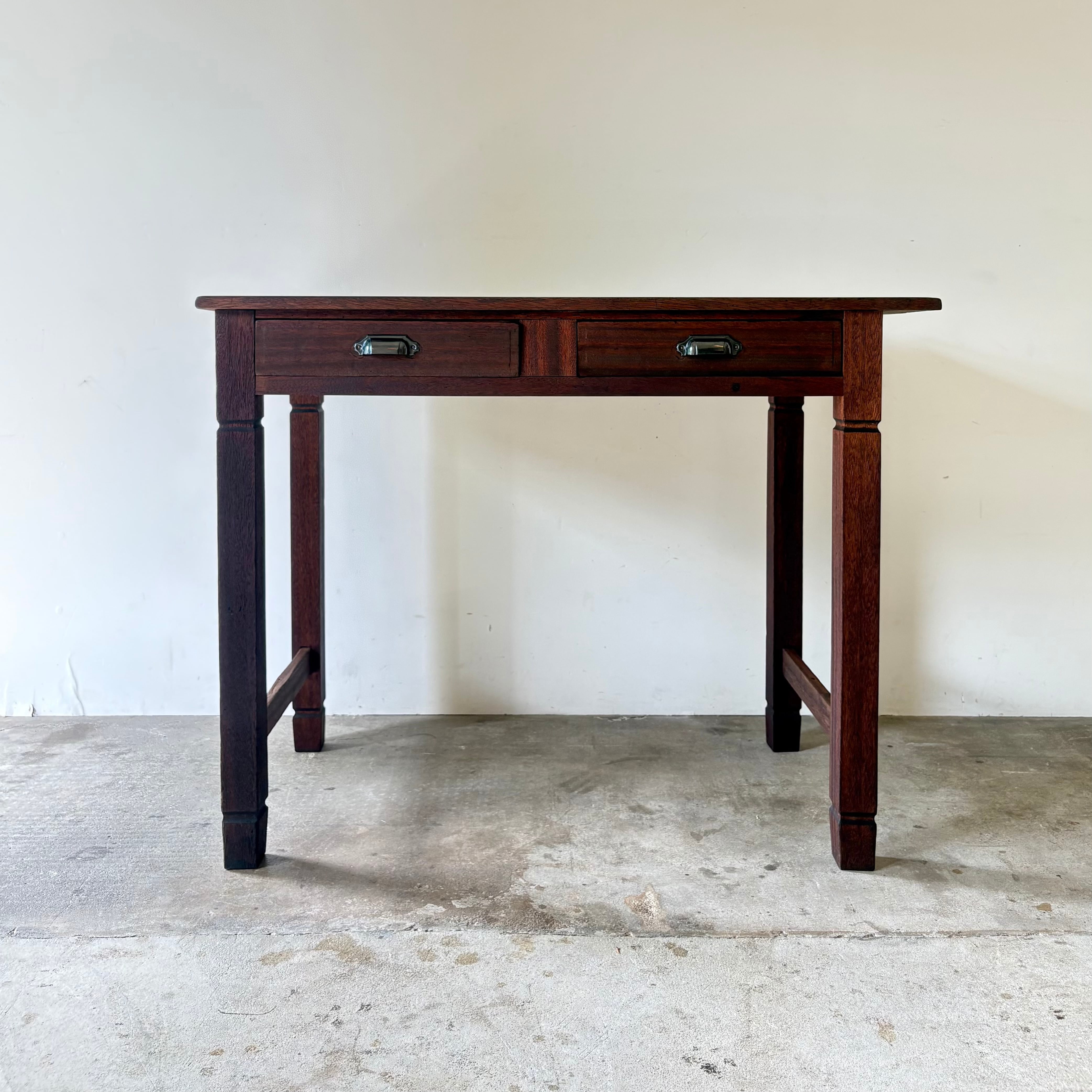 引き出し付きのデスク　1086