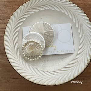 woooly :  糸巻ブローチ　白金×ビーズ