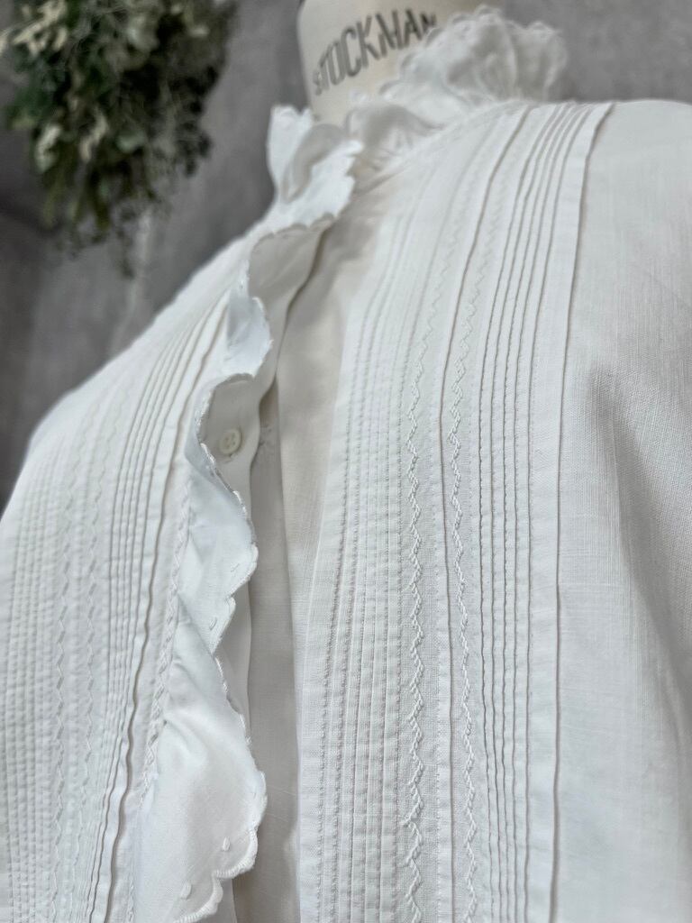 1900年代 フランス シンプルフリルにドット刺繍が愛らしいスタンド