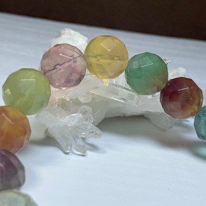 no3.多彩な変わった色合いフローライト・ブレスレット