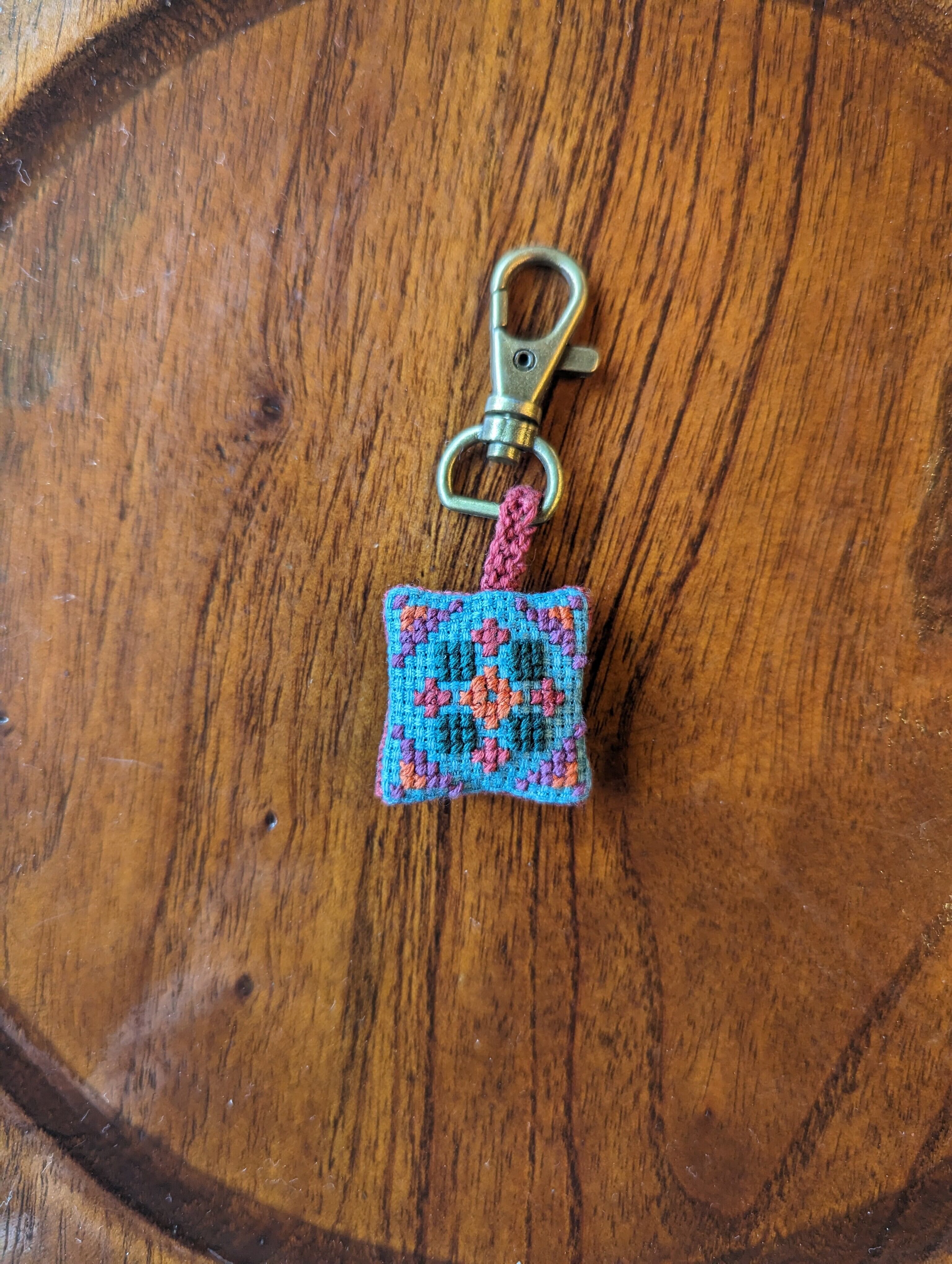 手刺繍existence マースお守り