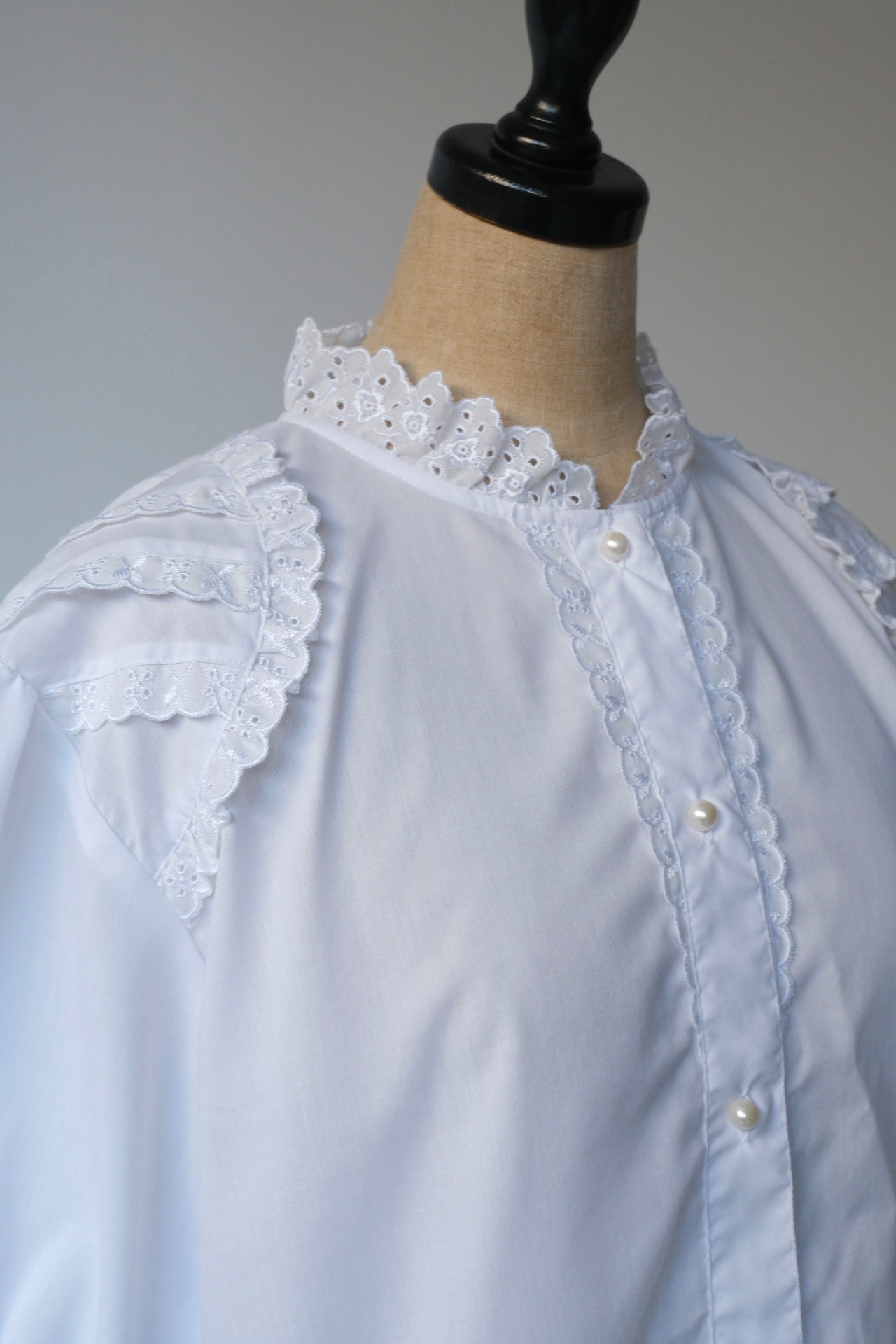 Frilled blouse with pearl buttons