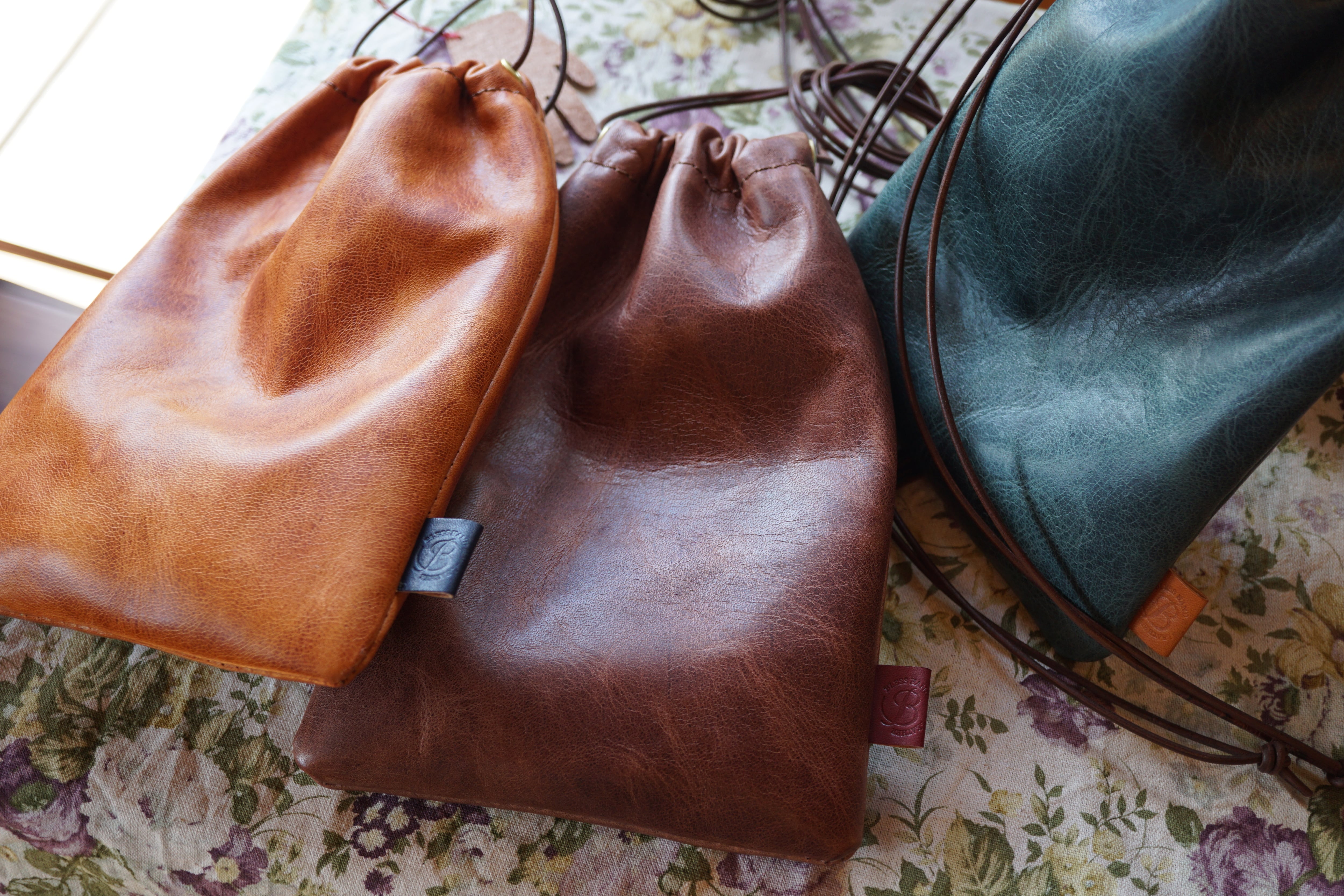 やわらかな レザーきんちゃくポーチ | 革細工とニュージーランド雑貨の