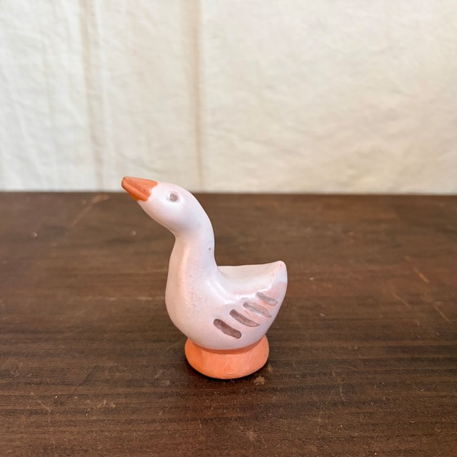 空を眺める暖色系の鳥