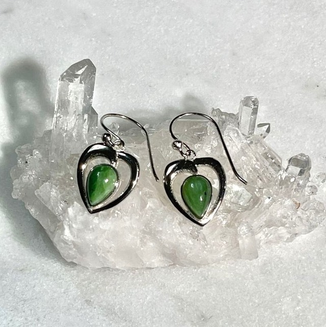 【超美石】ネフライト　ハート　ピアス　6585