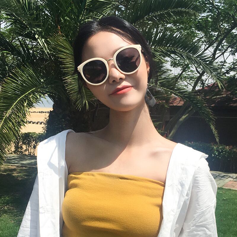 2018年新ネットセレブサングルトレンディレトロ原宿スタイルホワイトラウンドフェイスショーフェイスストリートシューティングサングルの女性版 ブラック・アイド・ピーズ81513101657