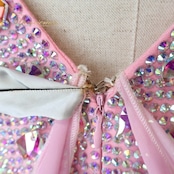 社交ダンス 衣装 スタンダードドレス ワンピース ドレス 黒 ピンク ファー フェザー デモ 競技 ダンス パーティ 発表会 かわいい ゴージャス 明るい 大きめ ブラック系 ピンク系 エレガント 競技用 ダンスパフォーマンス 上品