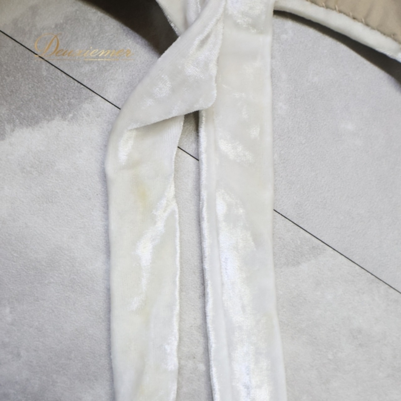 ベリーダンス オリエンタル 衣装 トップス ベルト セット ホワイト系 蝶 花 アーム アーム飾り 腕飾り ラインストーン チェーン 白 金 かわいい 爽やか 明るい ダンス衣装 ステージ イベント キラキラ 華やか シルバー系 ゴールド系