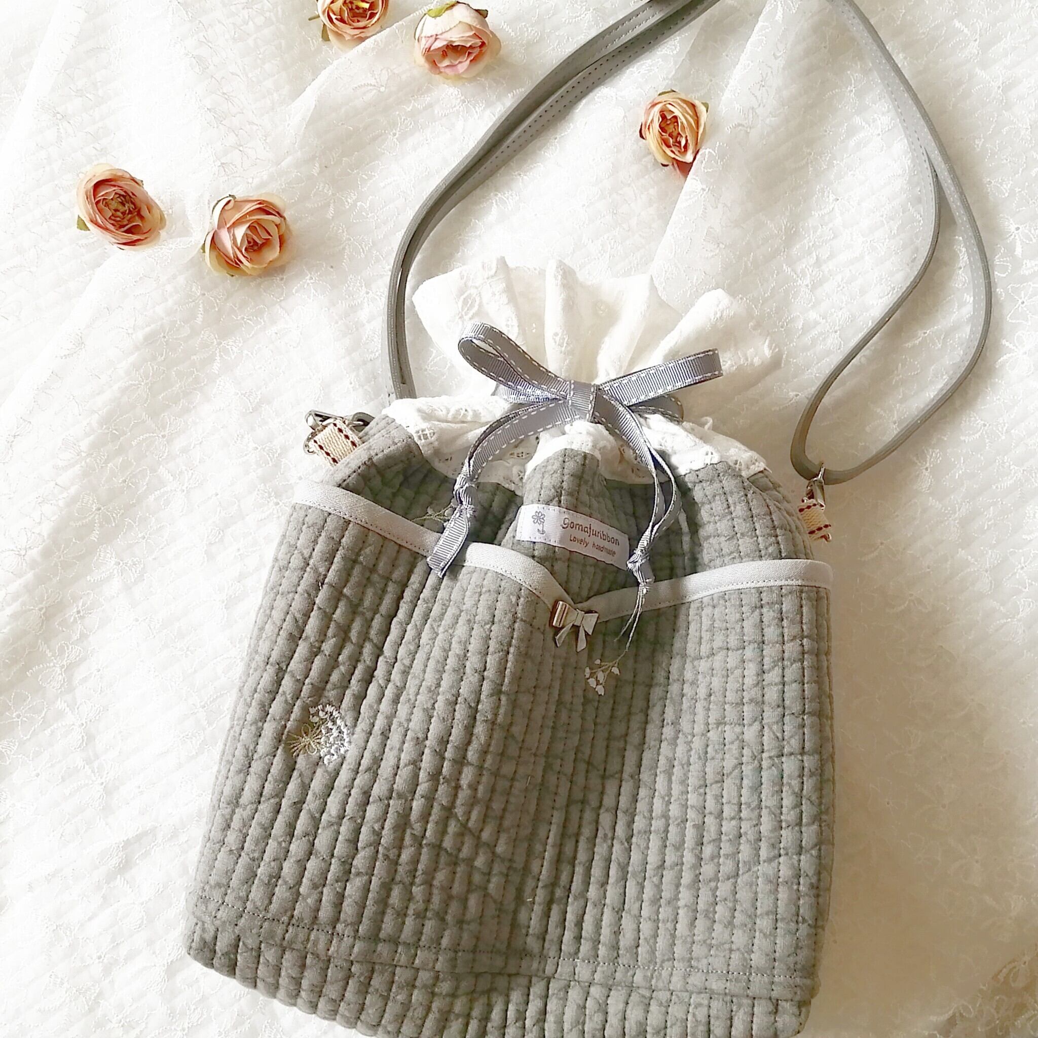 刺繍ヌビの斜めがけ巾着トート 爽やかグレー カスミソウの刺繍 ストラップ付