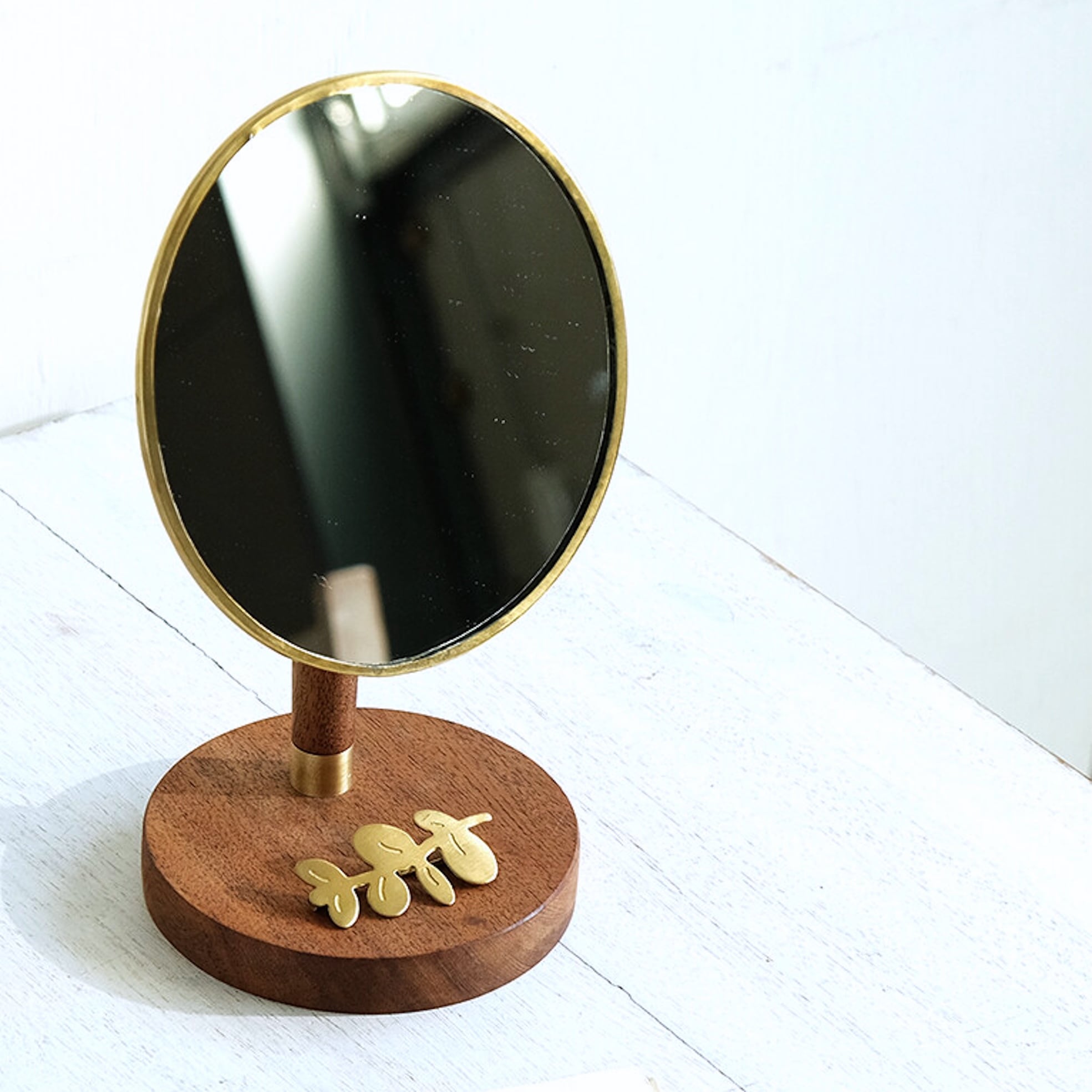 木と真鍮のオーバルスタンドミラー